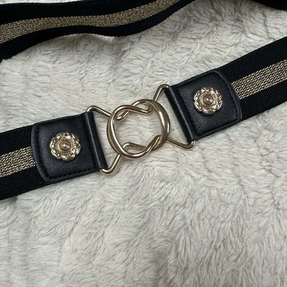 Fashionable Black with Metallic Gold Stripe  Stretchy Elastic Belt, LIKE NEW!
